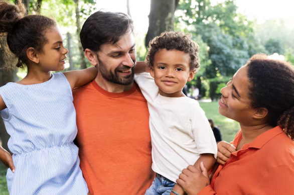Filho adotivo tem os mesmos direitos à herança? Entenda o que diz a lei